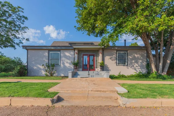 $299,900 | 216 East 4th Street, Clarendon, TX 79226