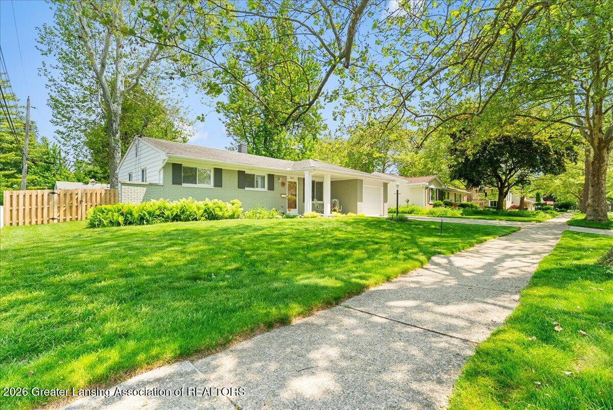 2913 Quincy Lane Lansing, MI 48910 - Photo 4 of 36 04-Media Jett - 02