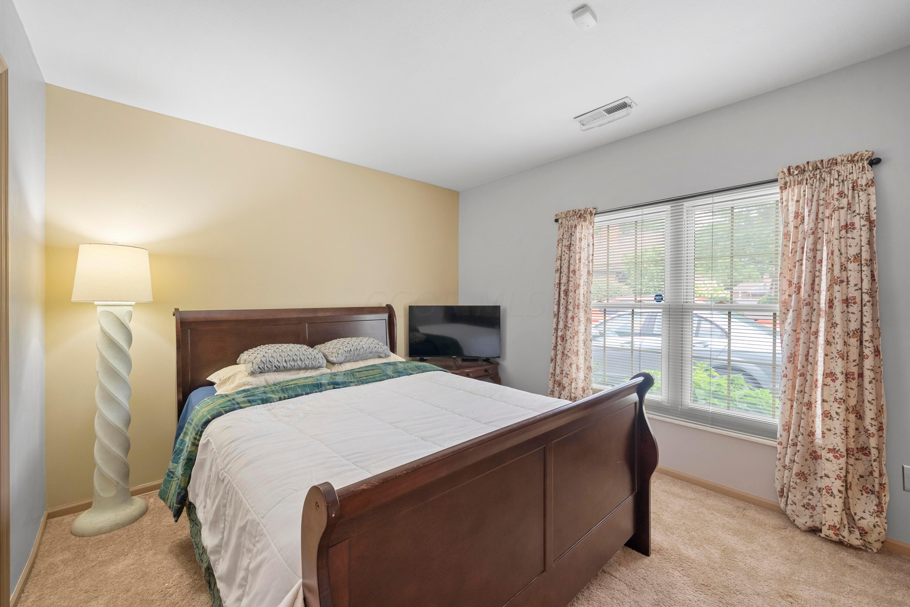5814 Locbury Lane, Unit R Dublin, OH 43016 - Photo 17 of 25 2nd Bedroom