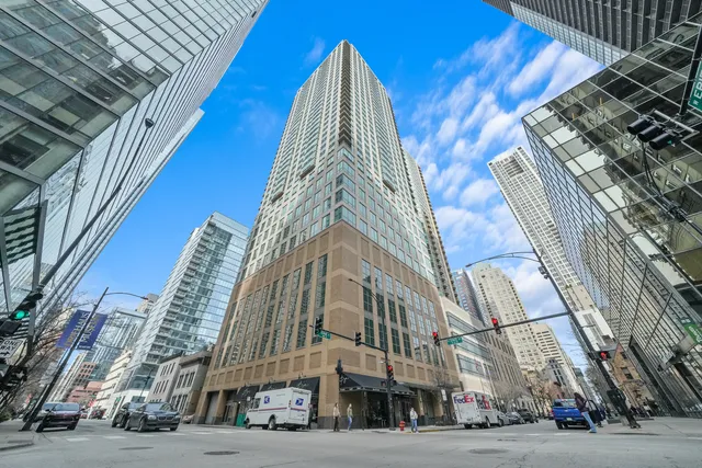 $375,000 | 2 East Erie Street, Unit 2806, Chicago, IL 60611