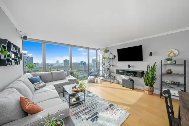 $375,000 | 2 East Erie Street, Unit 2806, Chicago, IL 60611