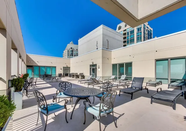 $375,000 | 2 East Erie Street, Unit 2806, Chicago, IL 60611