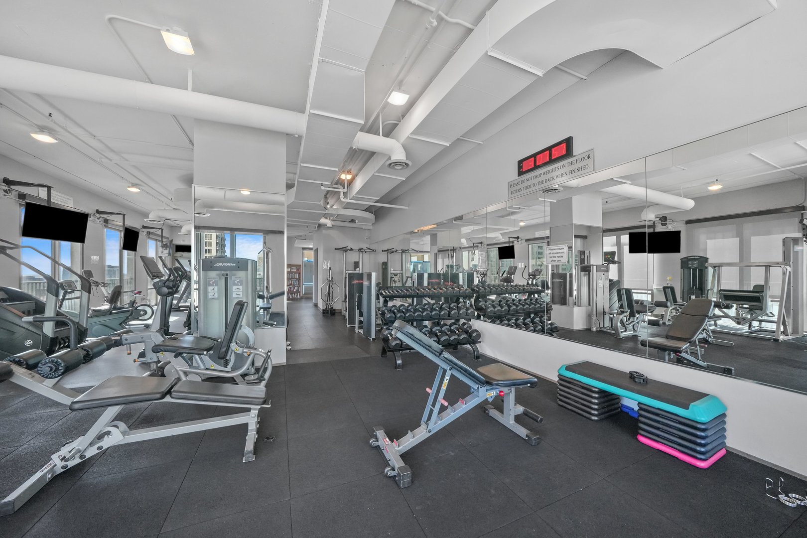 2 East Erie Street, Unit 2806 Chicago, IL 60611 - Photo 26 of 33