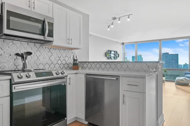 $375,000 | 2 East Erie Street, Unit 2806, Chicago, IL 60611