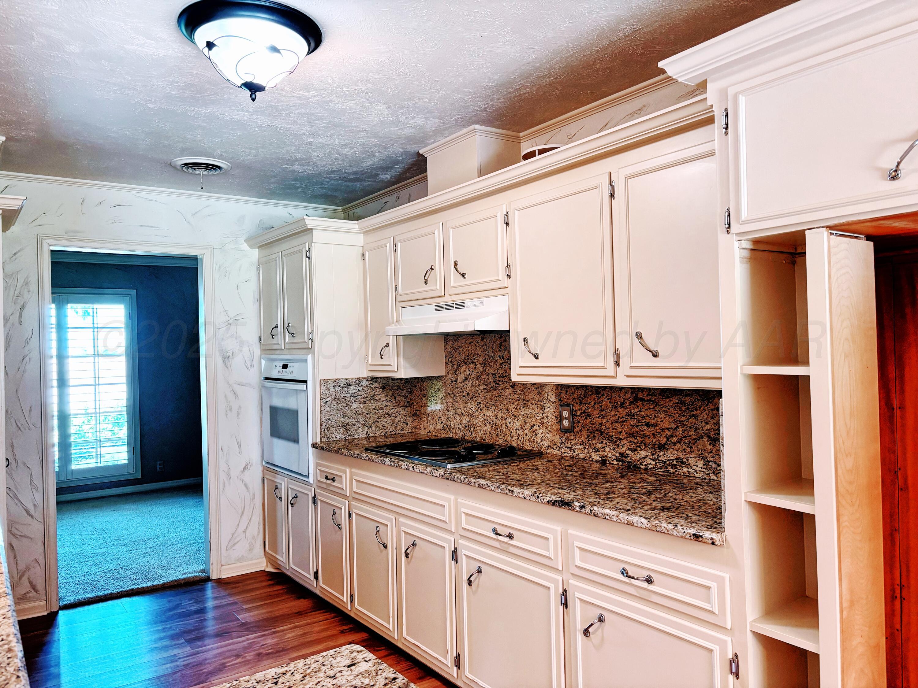 2301 West W Loop Perryton, TX 79070 - Photo 9 of 36 Conner house kitchen