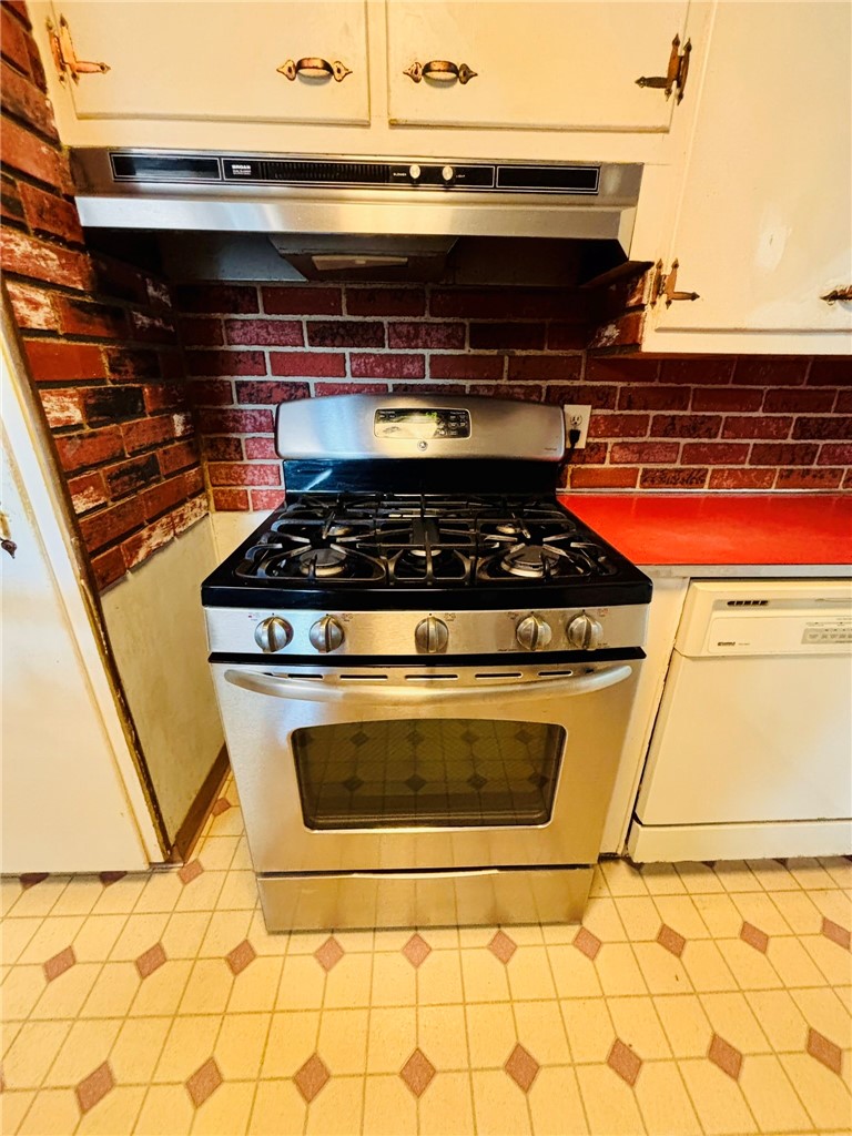 36 Walsh Road Southport, NY 14894 - Photo 16 of 36 Gas Stove
overhead exhaust
