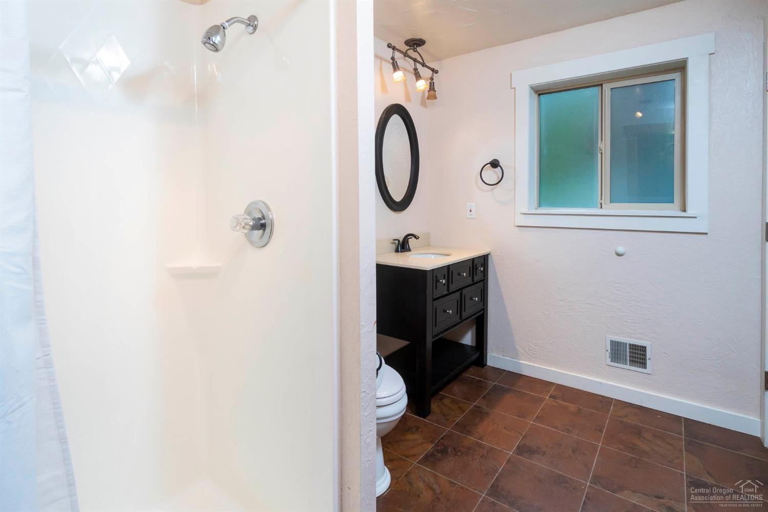 61124 Roughrider Lane Bend, OR 97702 - Photo 19 of 22 Full bathroom