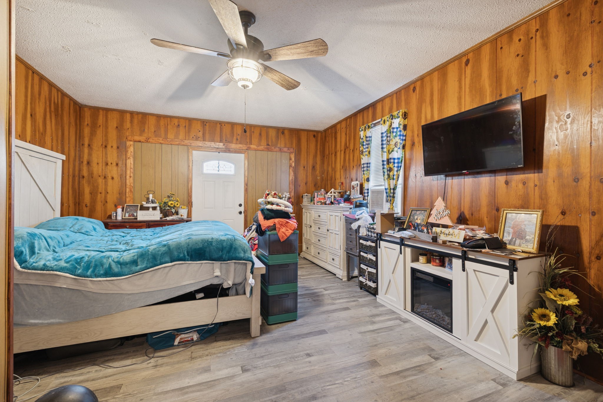 535 Gamaliel Road Red Boiling Springs, TN 37150 - Photo 15 of 30 a living room with stainless steel appliances kitchen island granite countertop furniture a flat screen tv and a refrigerator