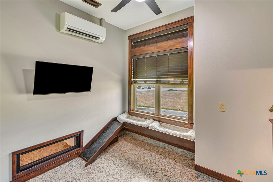 121 Spring Ridge Drive Victoria, TX 77904 - Photo 41 of 48 Pet Room