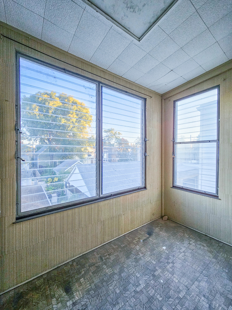 3338 West Cullom Avenue, Unit 1 Chicago, IL 60618 - Photo 13 of 14 an empty room with a window