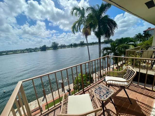 $2,000 | 1100 Crystal Lake Drive, Unit 207, Deerfield Beach, FL 33073
