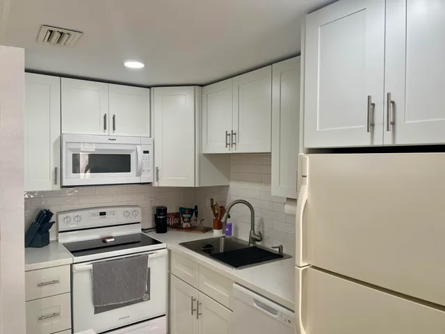 $2,000 | 1100 Crystal Lake Drive, Unit 207, Deerfield Beach, FL 33073