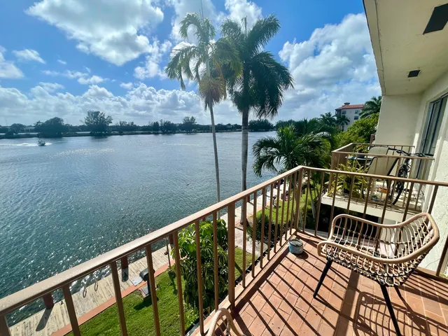 $2,000 | 1100 Crystal Lake Drive, Unit 207, Deerfield Beach, FL 33073