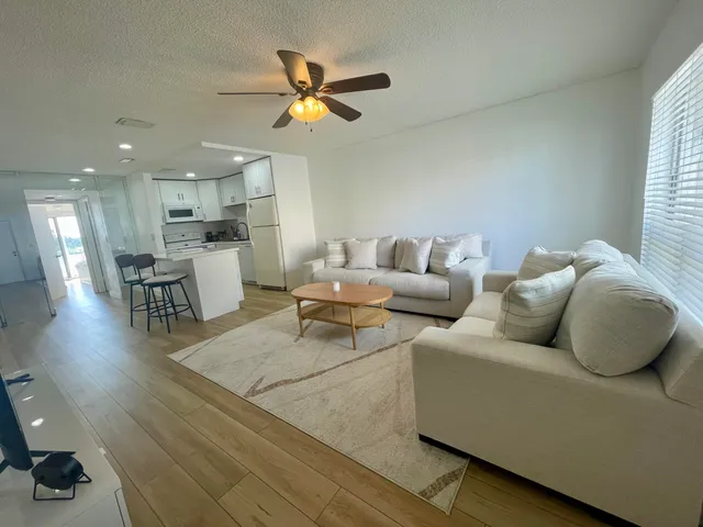 $2,000 | 1100 Crystal Lake Drive, Unit 207, Deerfield Beach, FL 33073