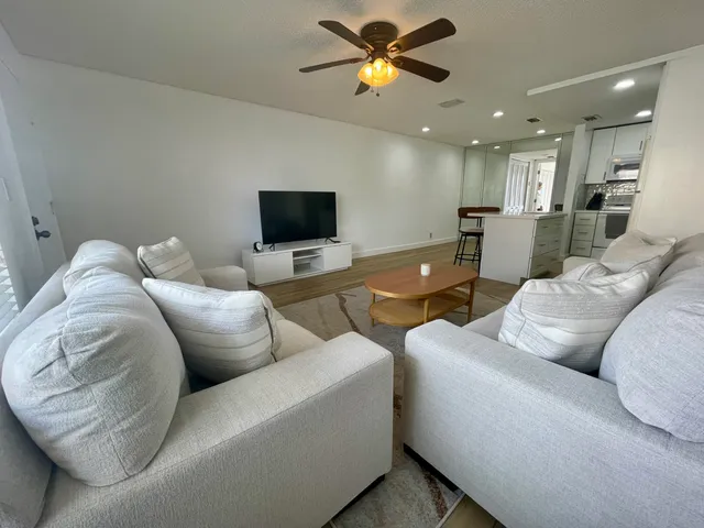 $2,000 | 1100 Crystal Lake Drive, Unit 207, Deerfield Beach, FL 33073