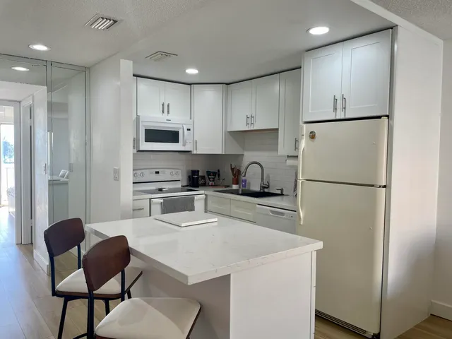 $2,000 | 1100 Crystal Lake Drive, Unit 207, Deerfield Beach, FL 33073