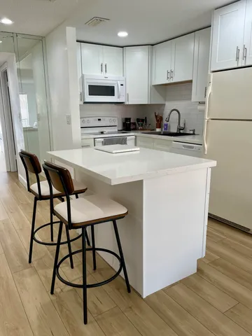 $2,000 | 1100 Crystal Lake Drive, Unit 207, Deerfield Beach, FL 33073