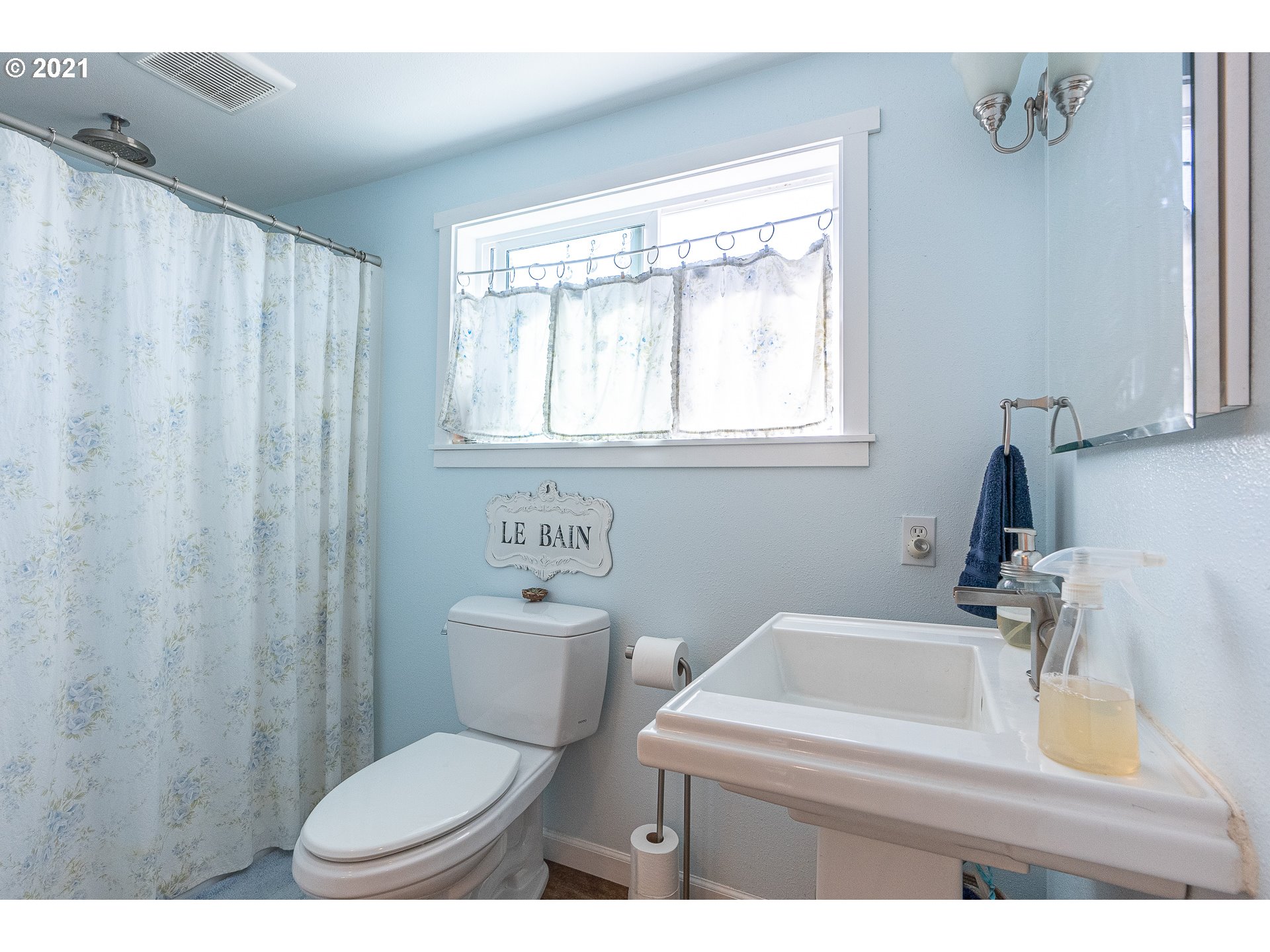 4887 E Street Springfield, OR 97478 - Photo 22 of 31 a bathroom with a sink toilet and shower
