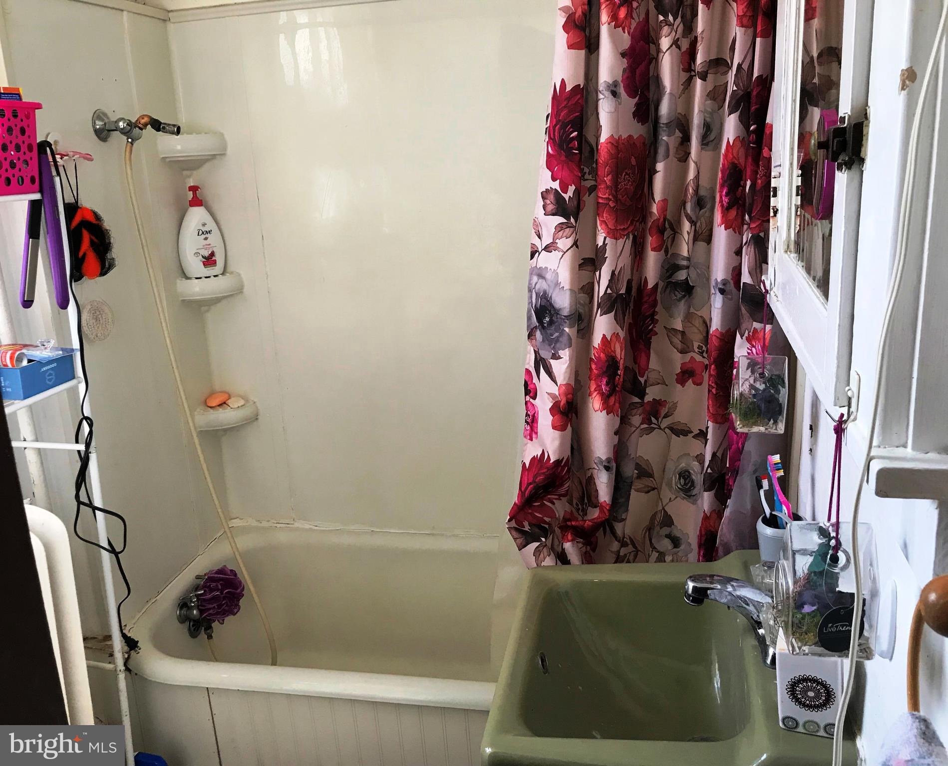 200 Philadelphia Avenue Reading, PA 19607 - Photo 11 of 23 Second Floor Bath