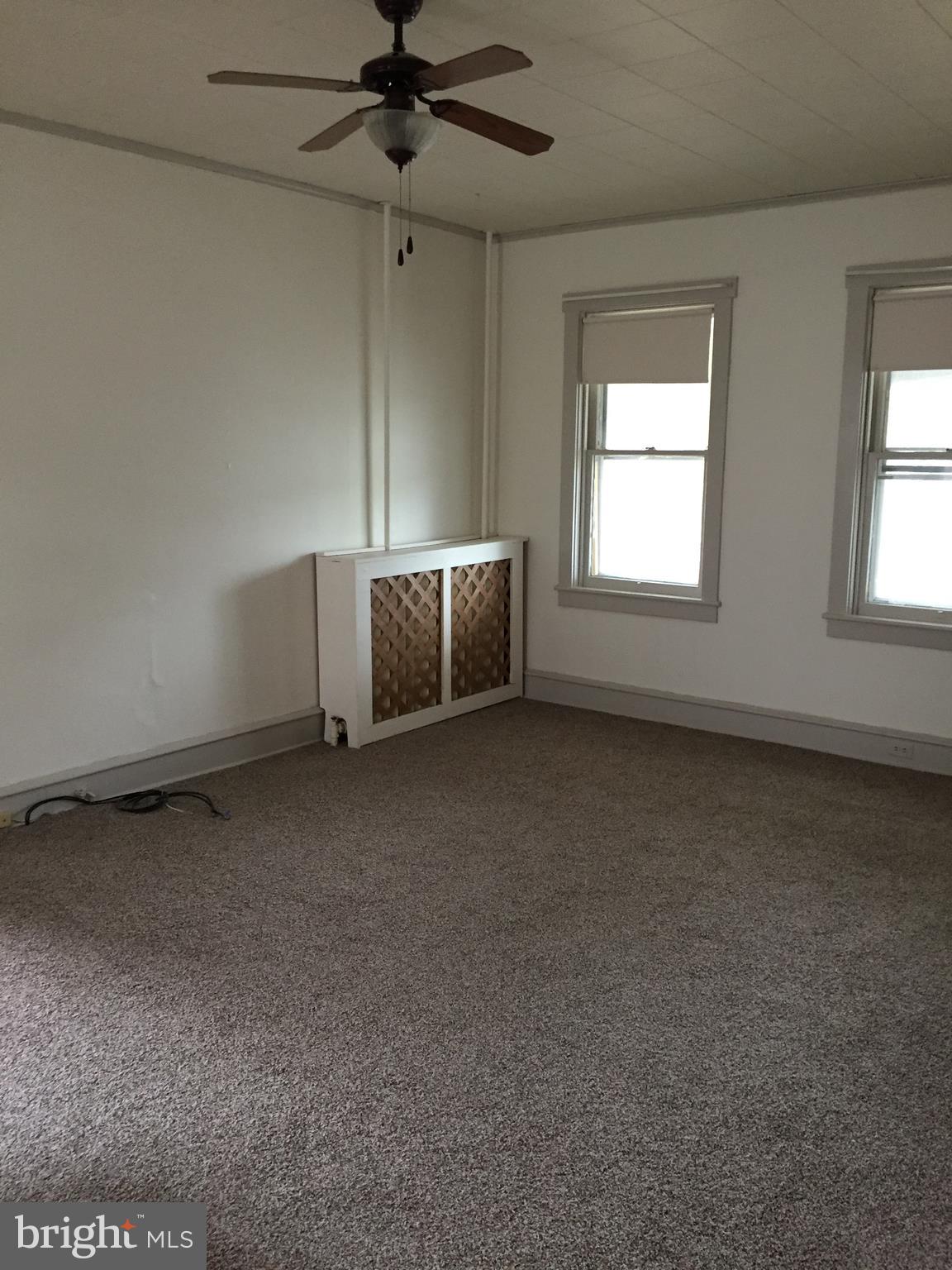 200 Philadelphia Avenue Reading, PA 19607 - Photo 5 of 23 First Floor Living Room (when vacant)