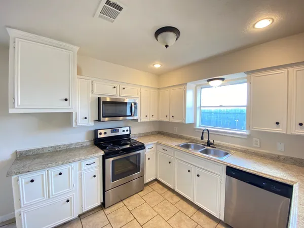 $1,595 | 521 26th Avenue North, Texas City, TX 77590