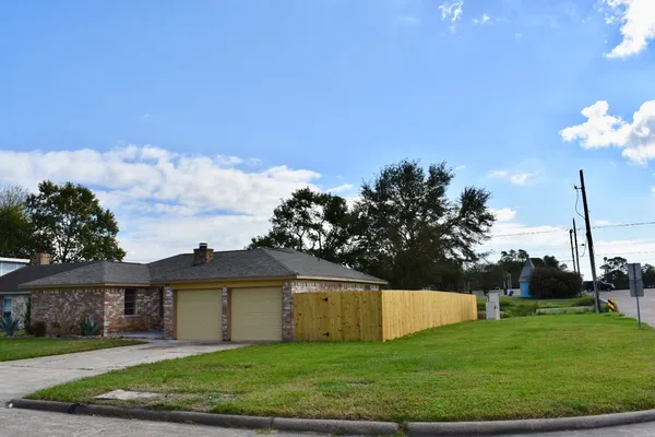 $1,595 | 521 26th Avenue North, Texas City, TX 77590