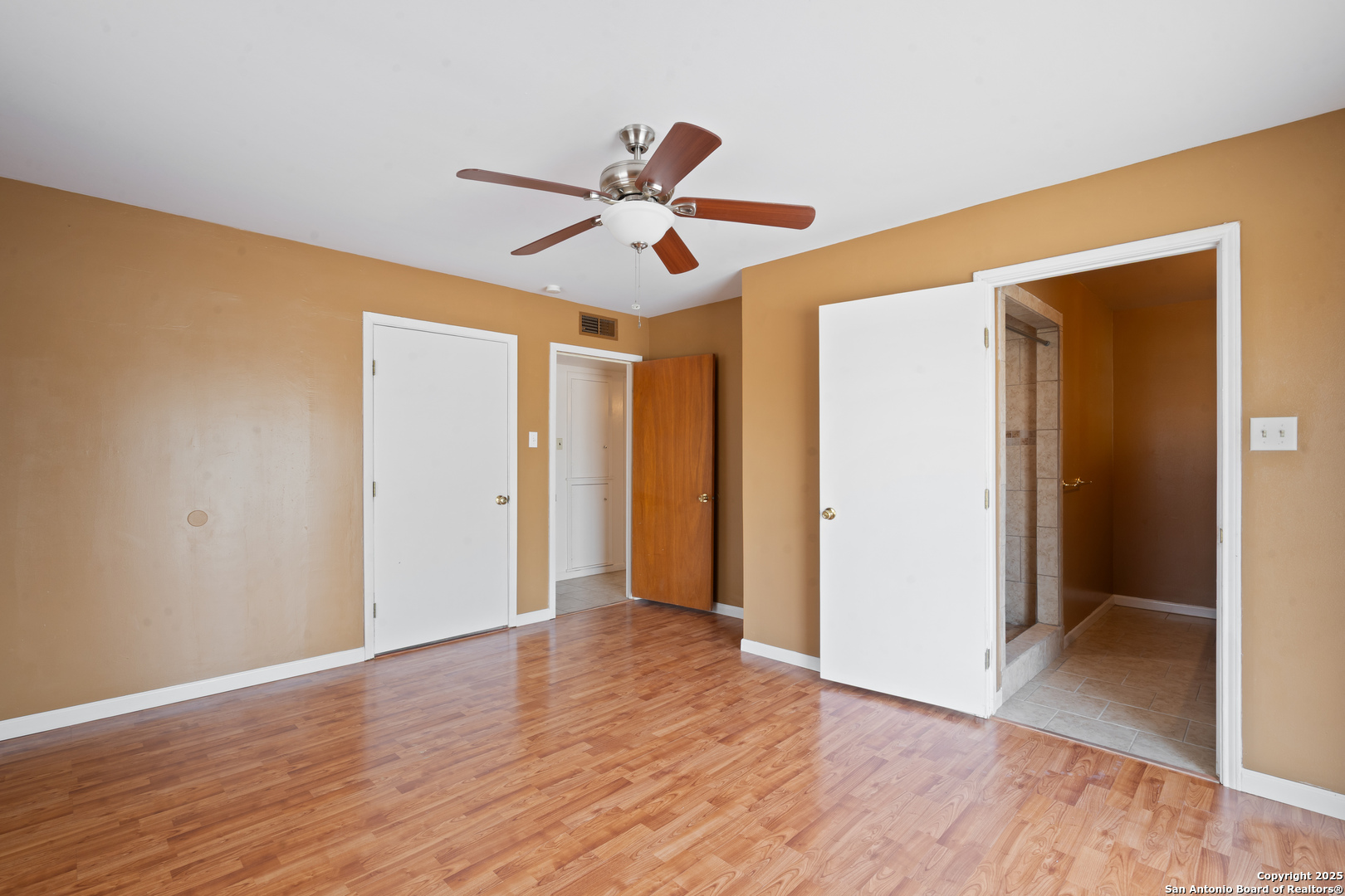 203 Margaret Lane Del Rio, TX 78840 - Photo 23 of 42 a view of room with wooden floor ceiling fan and window