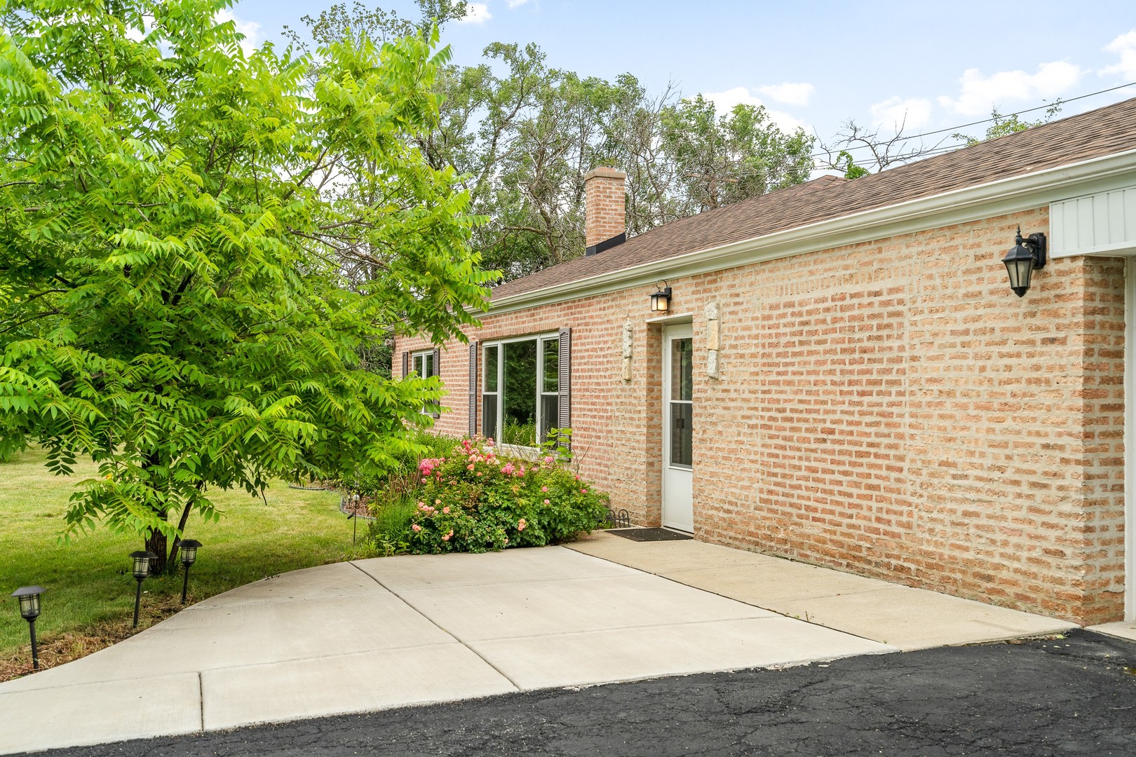 629 West Edgewood Road Lombard, IL 60148 - Photo 3 of 16 Gallery Image 3