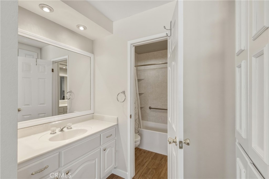 2615 Ruhland Avenue, Unit 15 Redondo Beach, CA 90278 - Photo 29 of 44 Jack and Jill bathroom