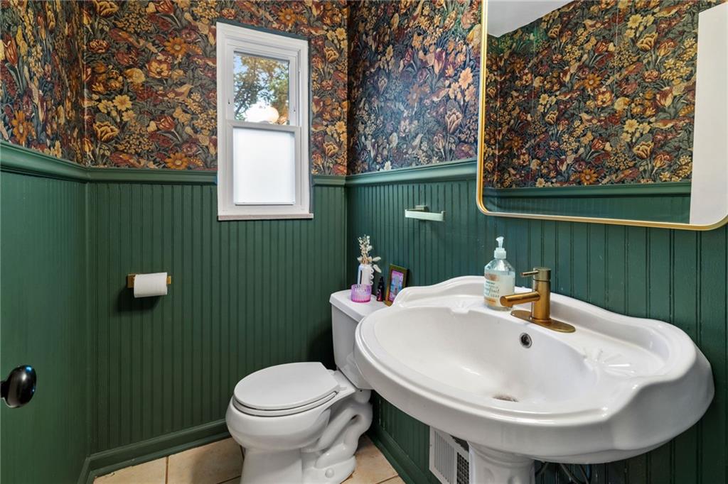 1018 Forsythe Road Carnegie, PA 15106 - Photo 9 of 44 Powder Room