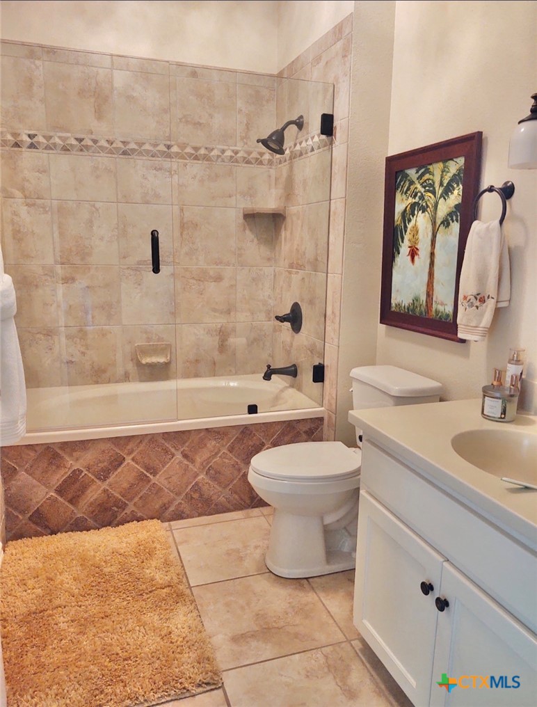 130 Sobrante Road, Unit 209 Belton, TX 76513 - Photo 25 of 36 a bathroom with a toilet a sink and bathtub
