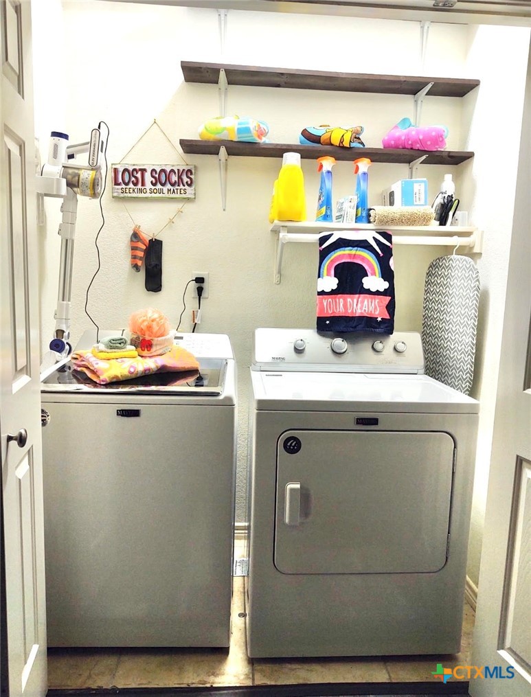 130 Sobrante Road, Unit 209 Belton, TX 76513 - Photo 36 of 36 a utility room with dryer and washer