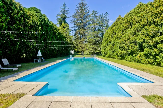 a view of a backyard