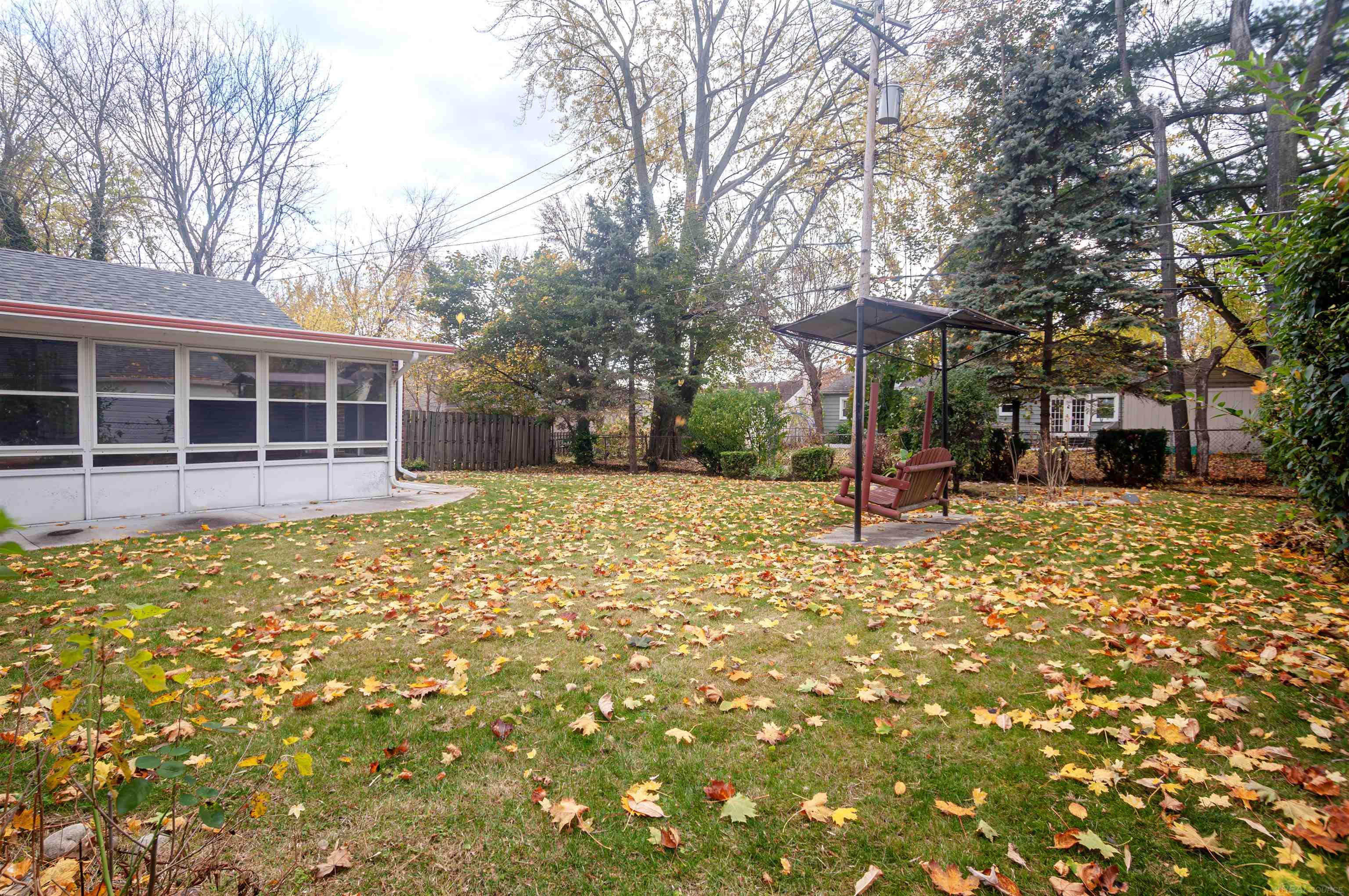 2039 Hampton Road Grosse Pointe, MI 48236 - Photo 28 of 31 50161077-d6bce07d-03e0-4f93-94f6-dc7278978ae3.JPG