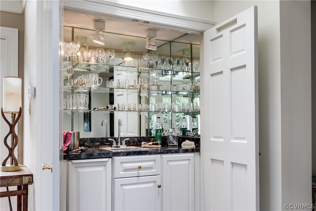 4104 Dover Road Richmond, VA 23221 - Photo 20 of 50 Wet Bar