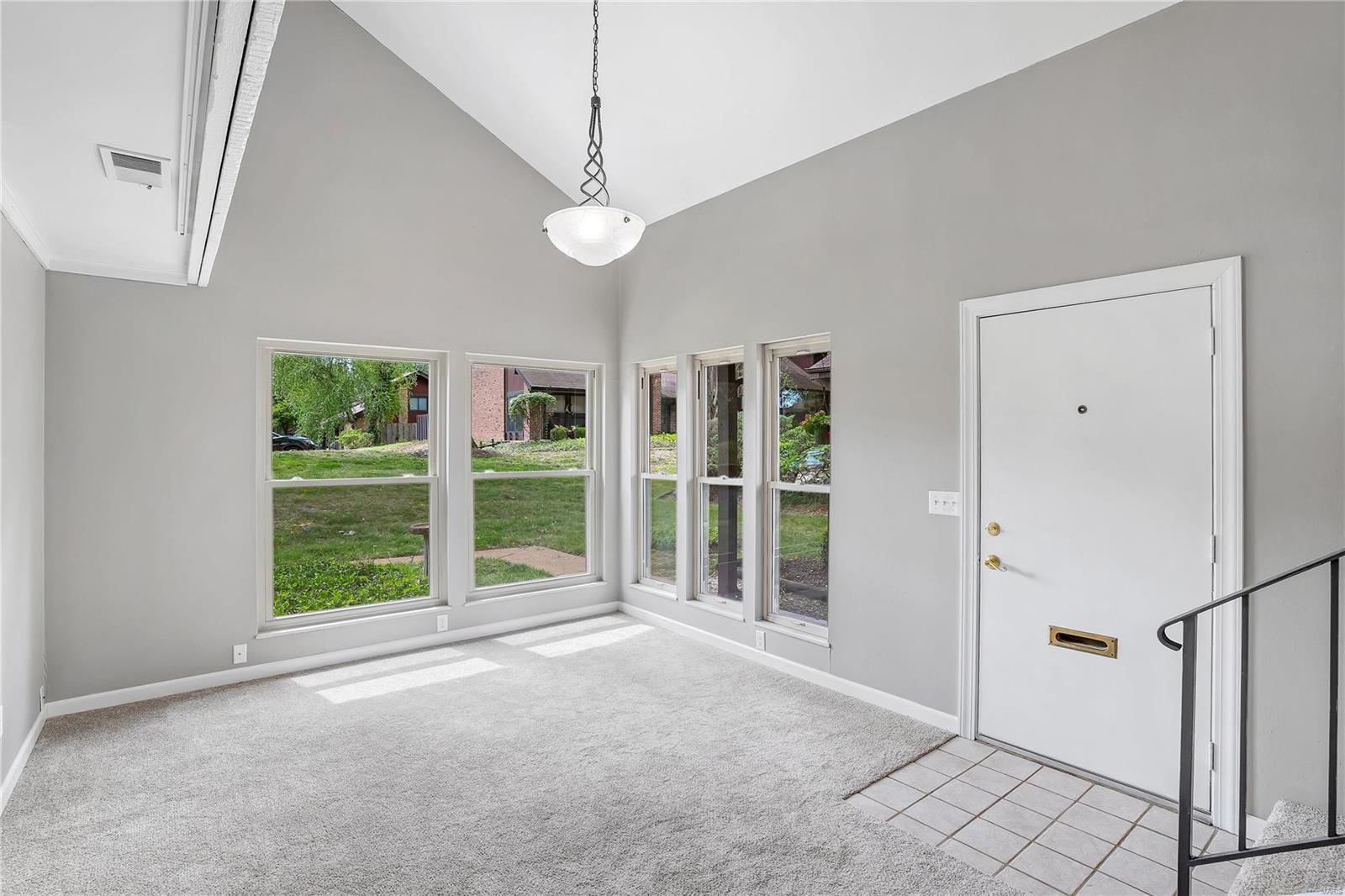 4352 Humber Circle St. Louis, MO 63129 - Photo 3 of 37