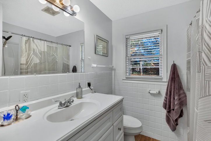 2024 Corinth Drive Seneca, SC 29672 - Photo 20 of 40 Full Bath