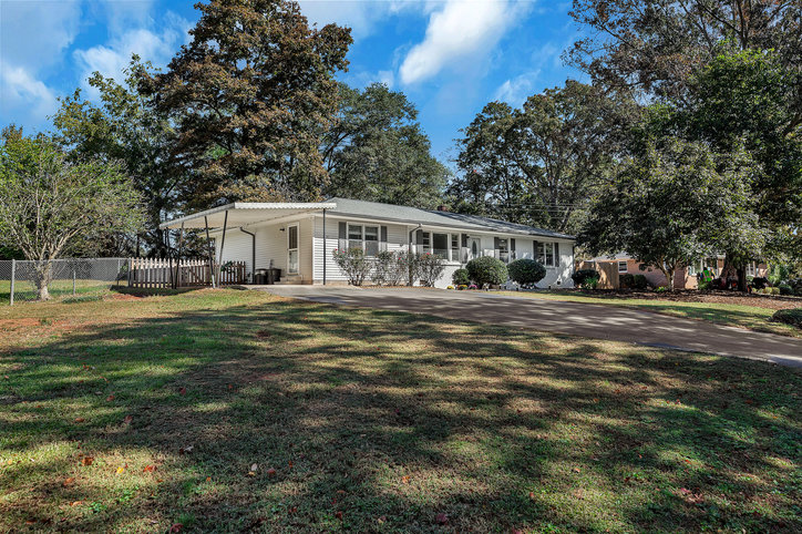 2024 Corinth Drive Seneca, SC 29672 - Photo 29 of 40 Large Front Yard