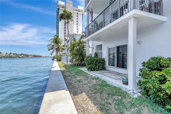 $2,300 | 2200 South Ocean Drive, Unit N116, Hollywood, FL 33019