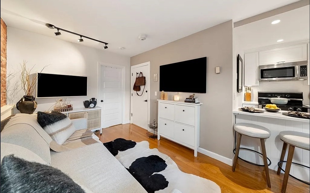 9 Hancock Street, Unit 5R Boston, MA 02114 - Photo 6 of 18