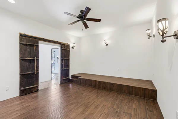 a view of empty room with a ceiling fan