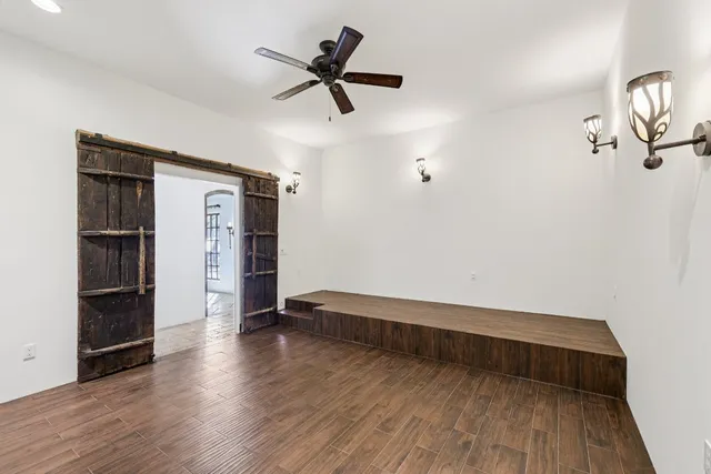 a view of empty room with a ceiling fan