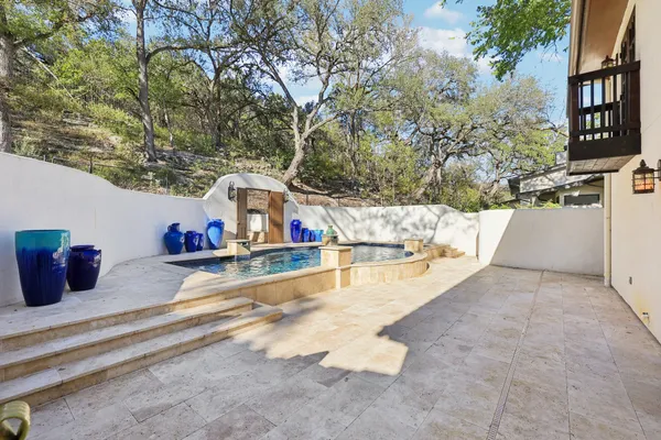 a view of a house with backyard and sitting area