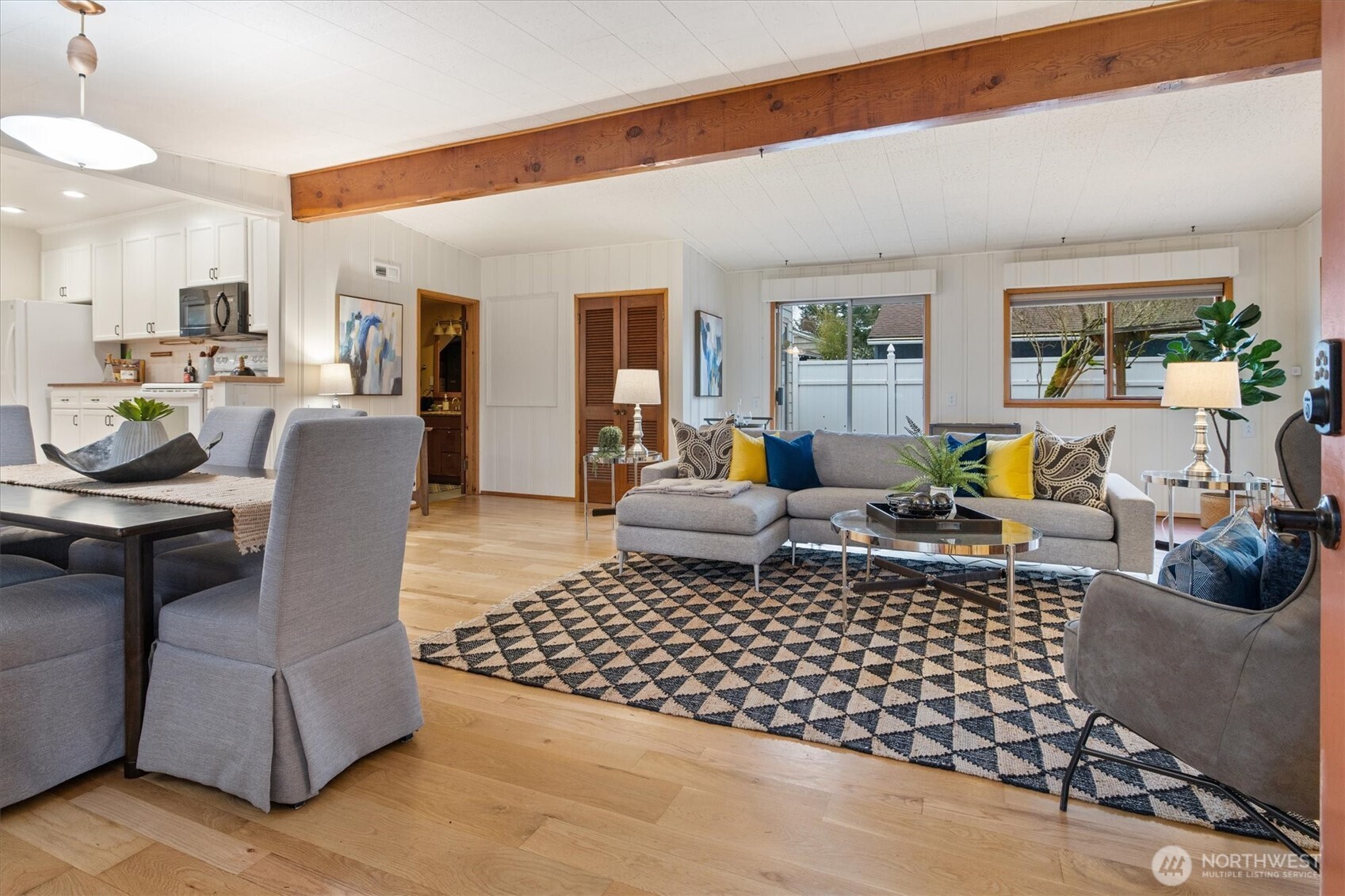 15760 Meridian Avenue North Shoreline, WA 98133 - Photo 5 of 26 a living room with furniture