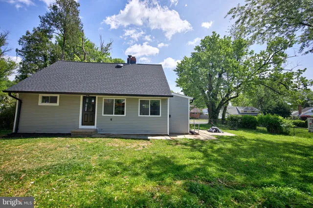 a view of house with backyard