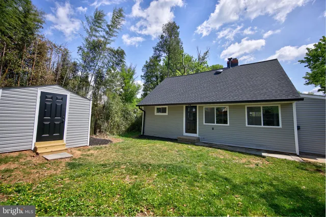 a view of a house with a yard