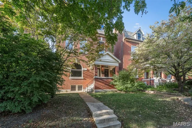 $1,850 | 2028 Russell Boulevard, Unit 2F, St. Louis, MO 63104