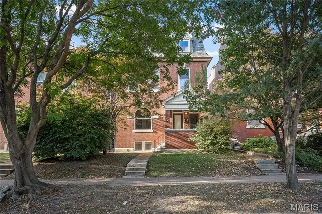 $1,850 | 2028 Russell Boulevard, Unit 2F, St. Louis, MO 63104