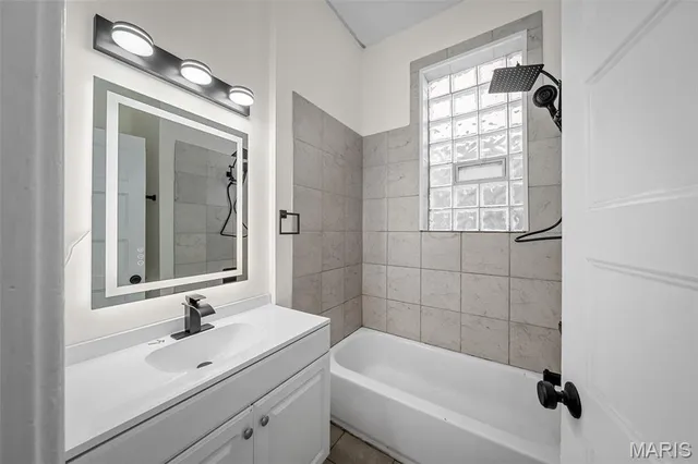 $1,850 | 2028 Russell Boulevard, Unit 2F, St. Louis, MO 63104