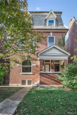 $1,850 | 2028 Russell Boulevard, Unit 2F, St. Louis, MO 63104